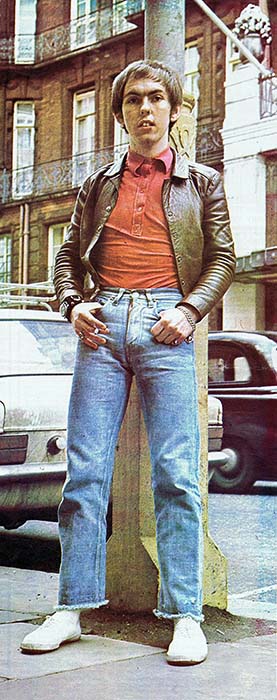 Slade Dave Hill of Slade sporting short hair outside Claridges, Brook street, London. 1970.
